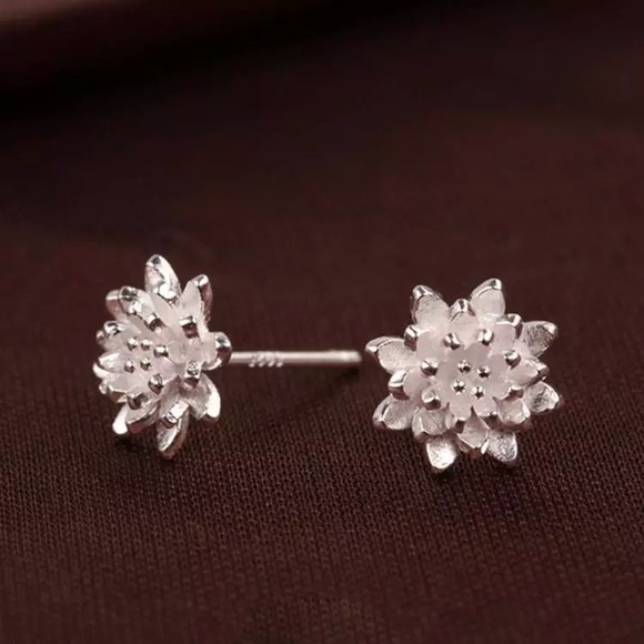 NEW!๐๐LOTUS! SO ADORABLE!๐๐SILVER PLATED STUDS - Picture 5 of 13